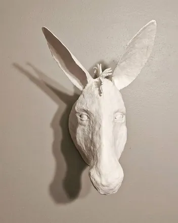 The white donkey head, looking down